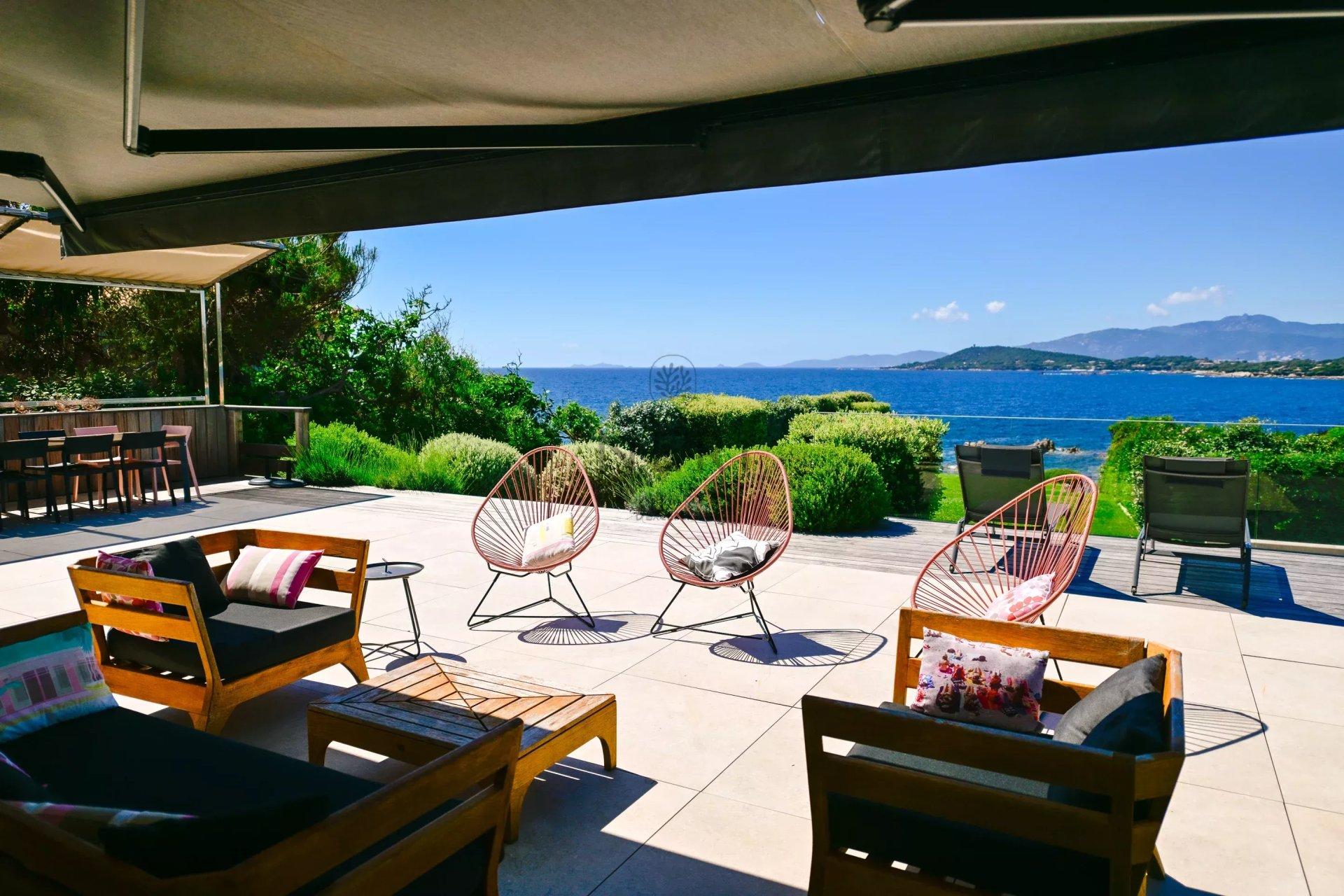 Villa MADALENA // Les pieds dans l'eau