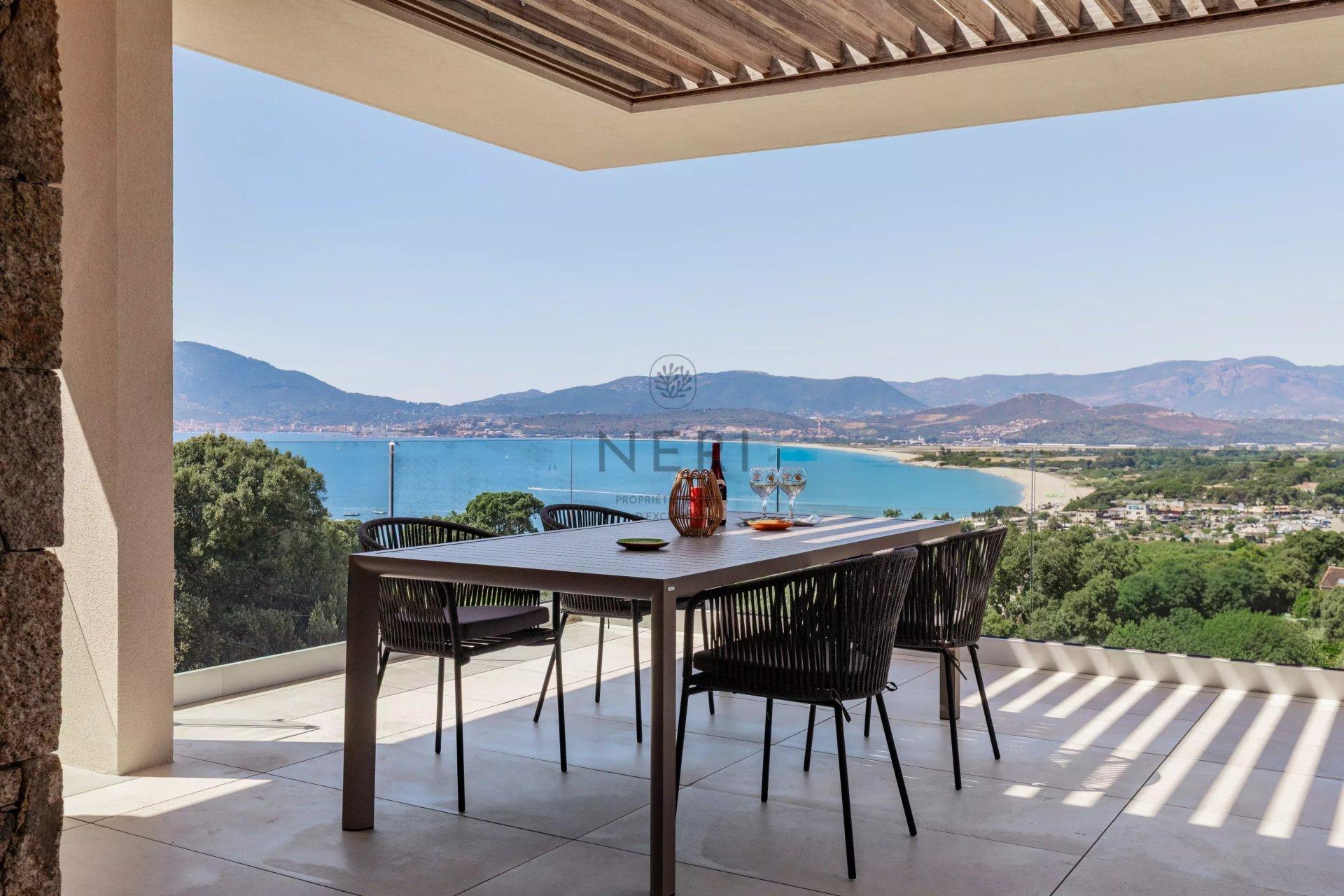 Villa contemporaine avec piscine et vue mer panoramique