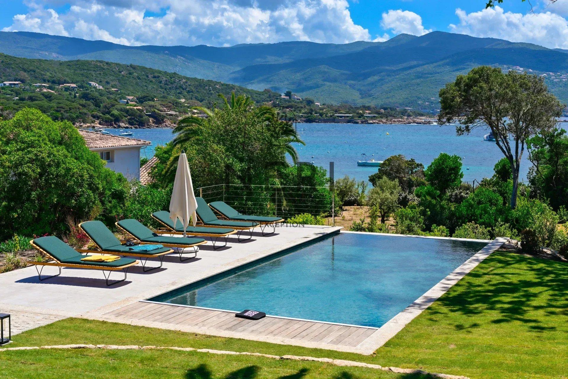 Villa ARIANA- 4 chambres, pieds dans l'eau, piscine
