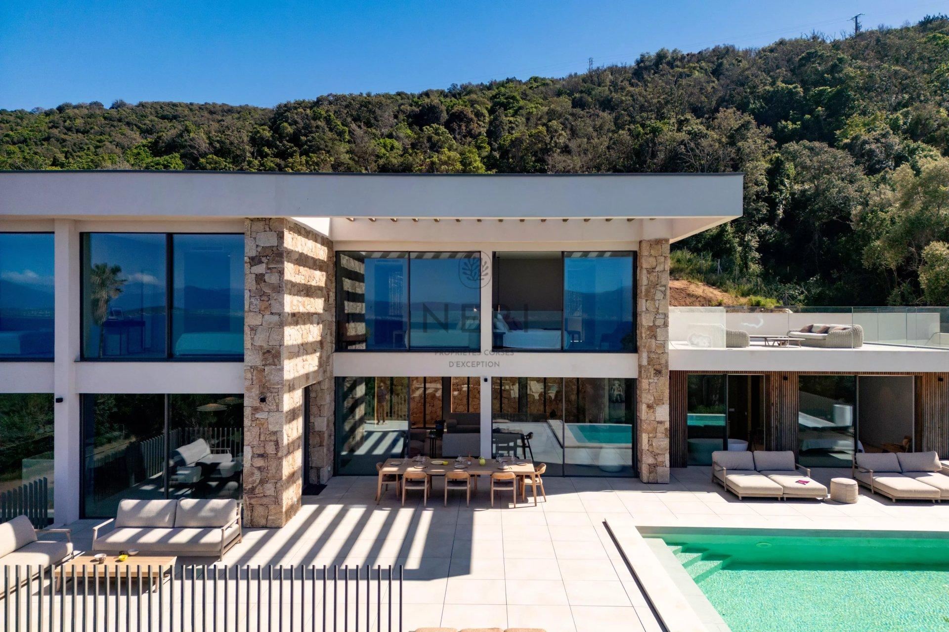 Villa DEA-  380 m² avec 6 chambres vue mer panoramique, pieds dans l'eau, piscine à débordement, terrain de péta