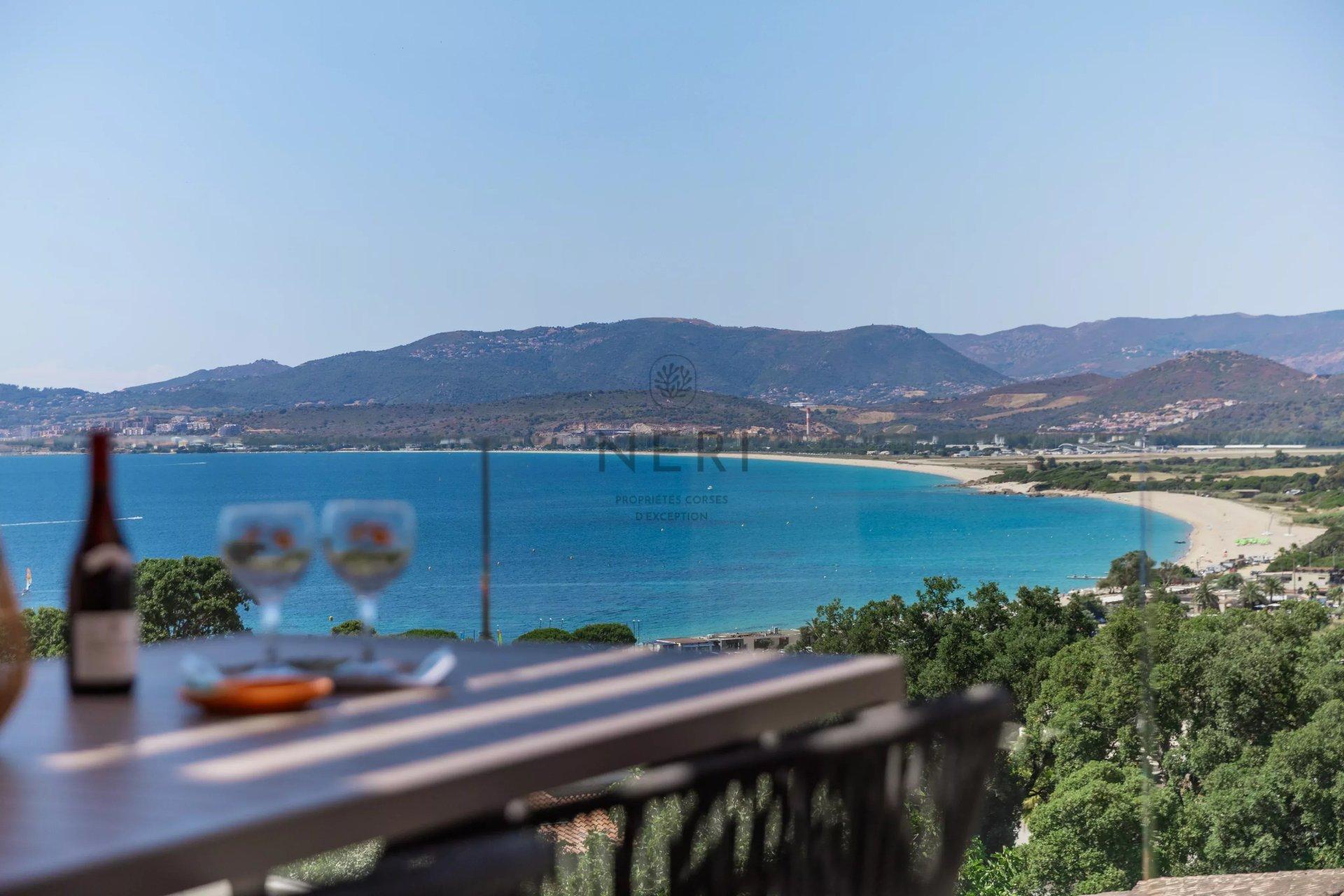 Villa contemporaine avec piscine et vue mer panoramique